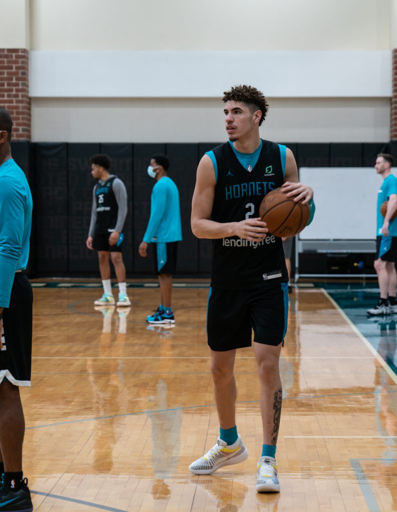 LaMelo Ball of the Charlotte Hornets and Lonzo Ball of the New